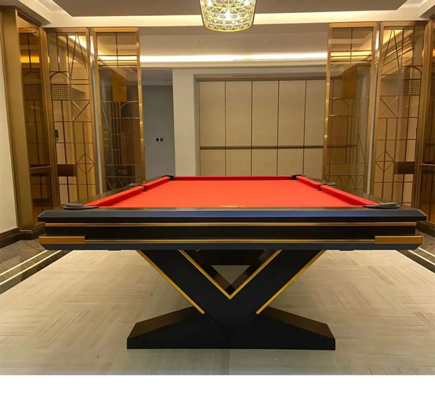 Простой женский роскошный бильярдный стол