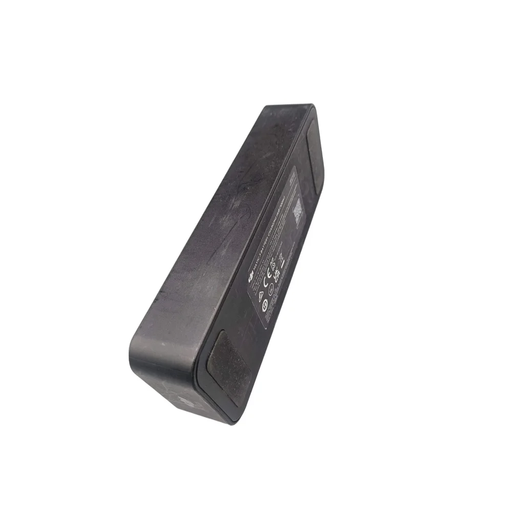 Chargeur Batterie Intelligent 100W pour DJI Mavic 3 ouvert avec batteries DJI insérées, hub de charge original.