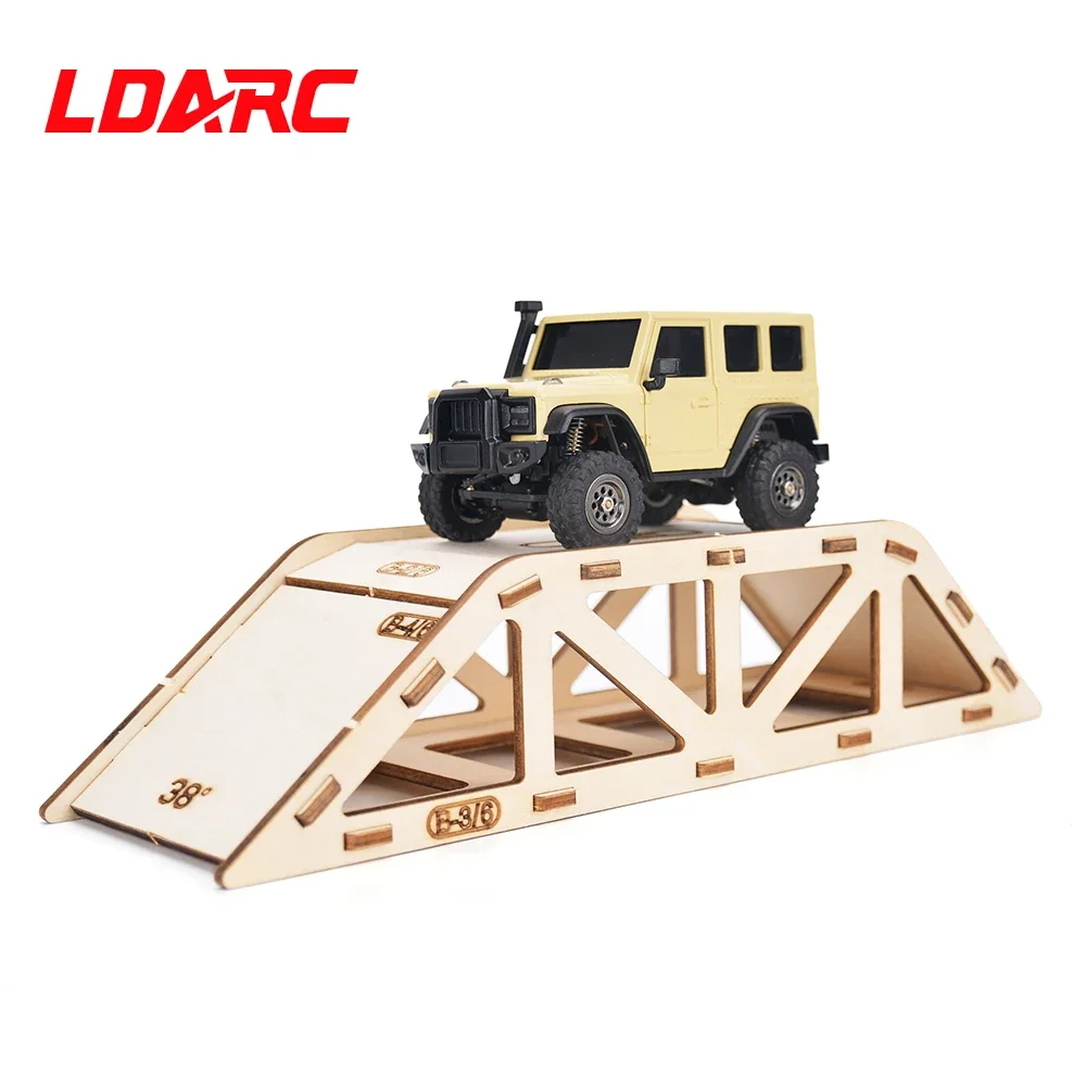 Vue de côté de la voiture RC 1/43 tout-terrain bleue, détail des roues et suspension pour course d'obstacles
