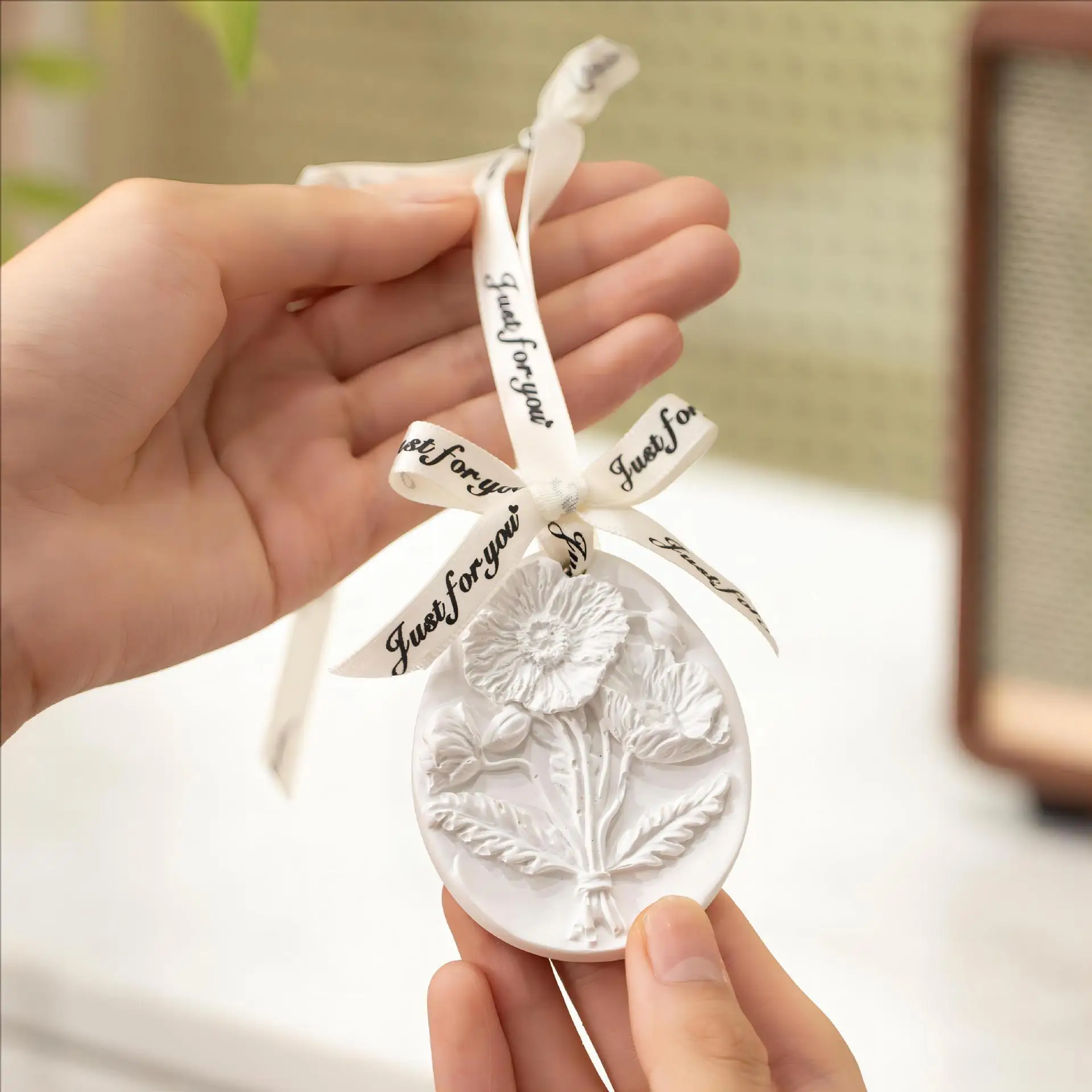 Flower Shape Aromatherapy Wax Wardrobe Plaster Fragrance Tablets Home Room Car Remove Smell Incense Solid Pendant Air Freshener