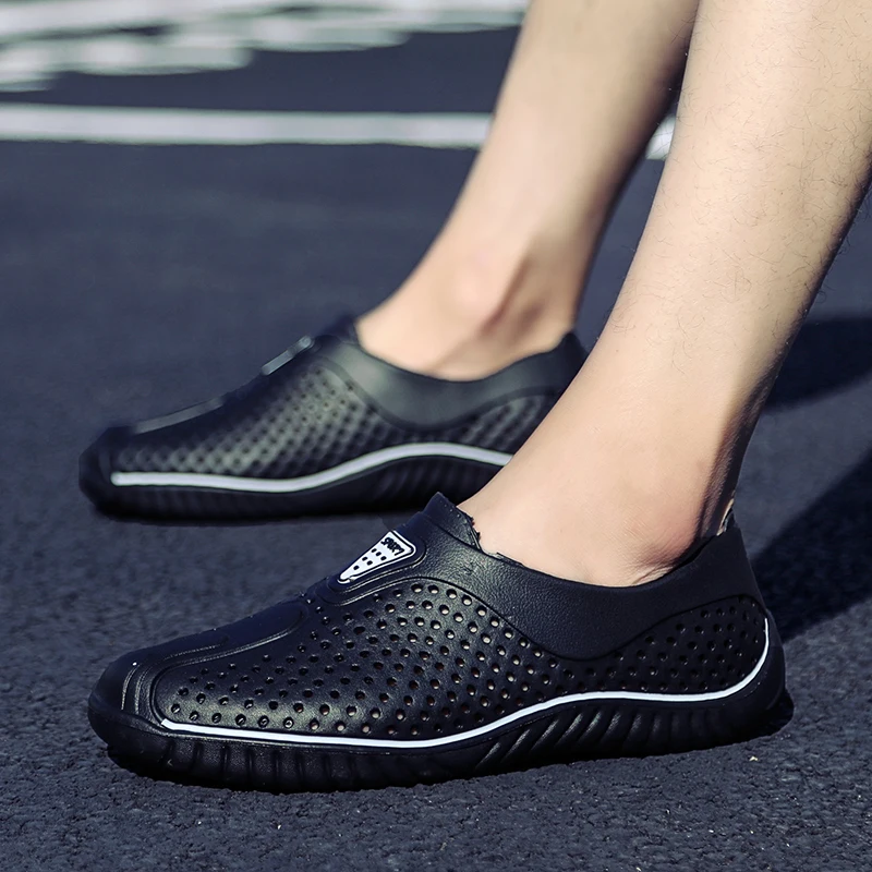 

2023 Breathable Summer Men Slippers Outdoor Water Shoes Hollow Ultra Light Beach Shoes Casual Men Sandals Black Garden Shoes