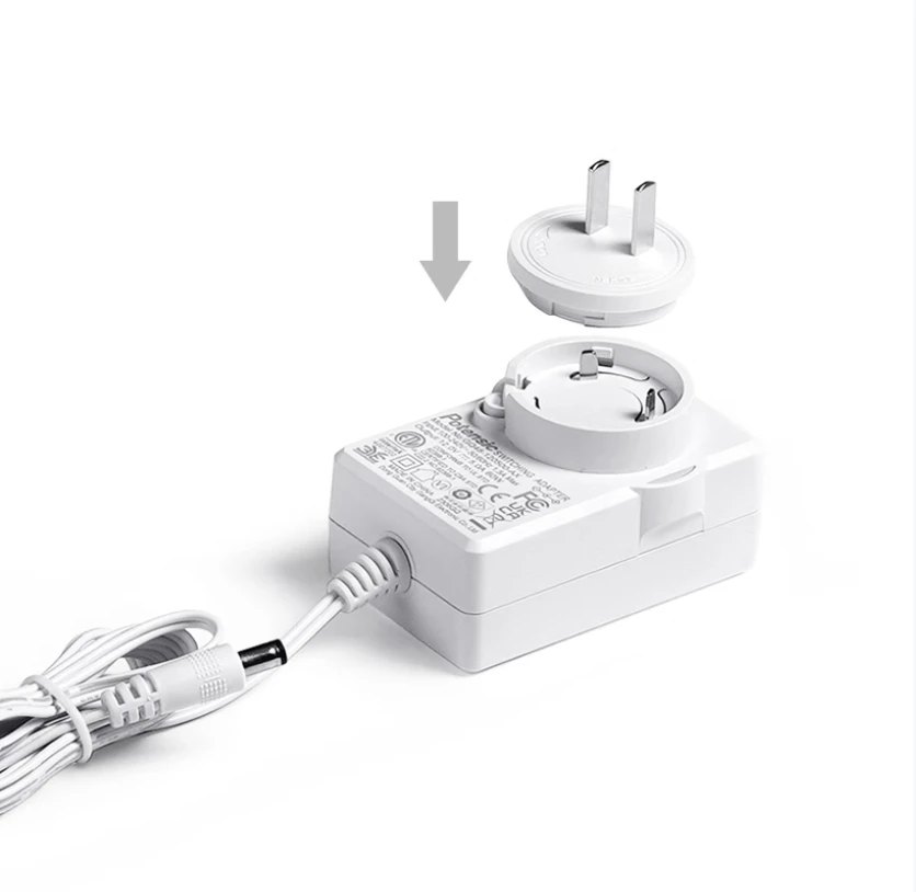 Vue rapprochée du chargeur de batterie pour drone montrant les indicateurs LED et les ports de charge.