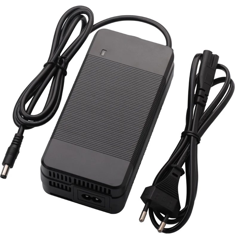 54,6V 4A Intelligentes Lithium-Batterieladegerät 13-Serien für 48V Elektrofahrrad Li-Ionen-Akkupack-Ladegerät DC Hochwertiger Anschluss – Detail 3
