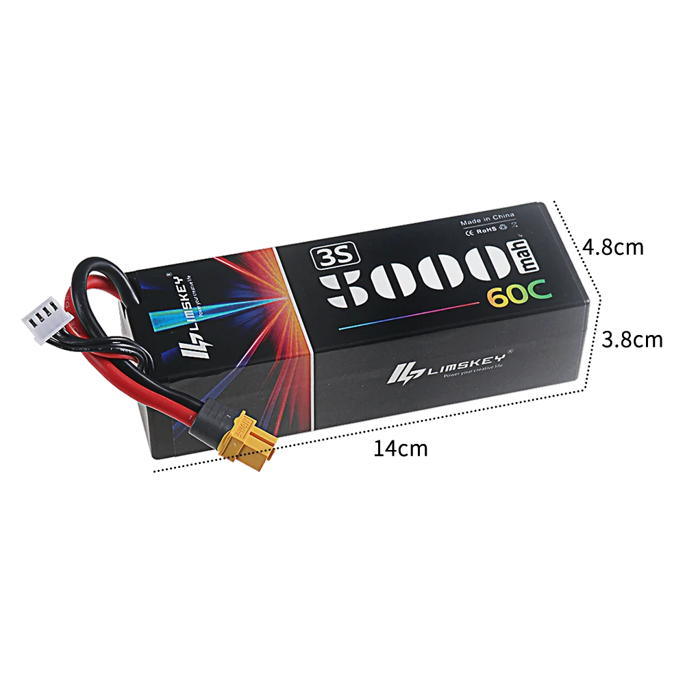 Batterie LiPo 3S 11.1V 5000mAh 60C posée à côté d'un drone RC, avec étiquette visible