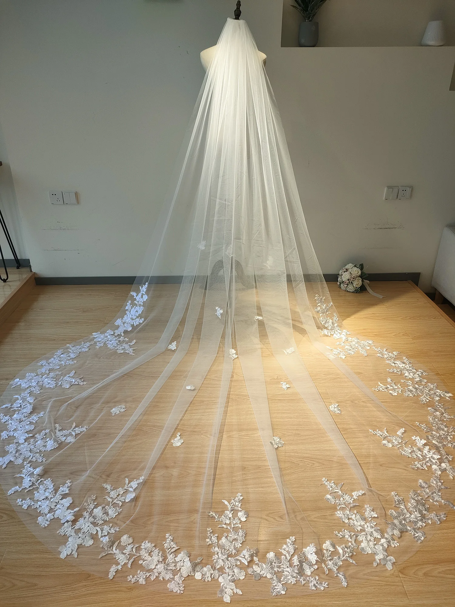 

Real photo 3m.4m.5m Single layer wedding veil embroidered veil white lace edge bride veil ivory applique cathedral wedding