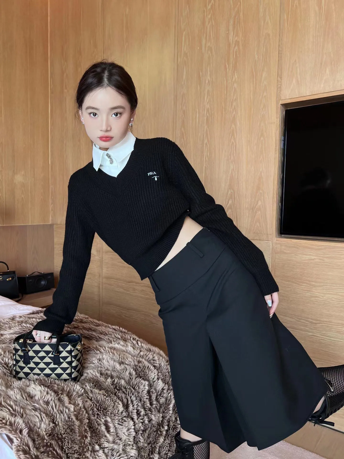 

2023 Long Sleeved Autumn And Winter Classic Fashionable Letter Jacquard Versatile Single Piece V-Neck Fake Two Piece Knitwear