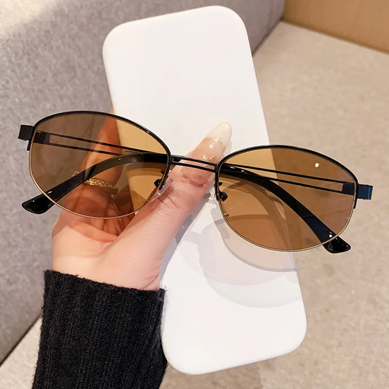 High-End Retro Design UV Protective Metal Sunglasses - Trendy and Fashionable