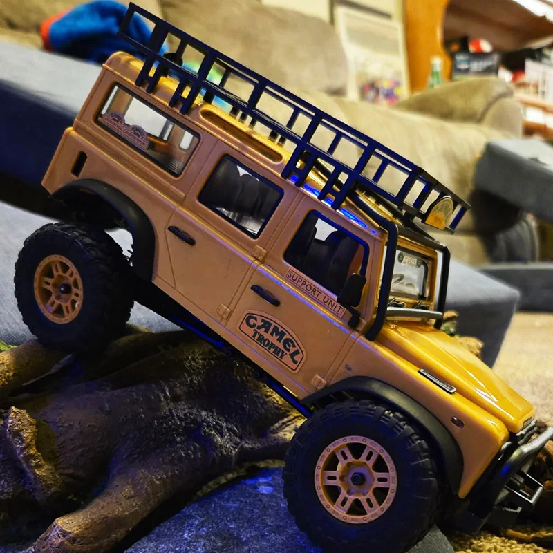 Suspension détaillée du Crawler Buggy RC 4x4 - Land Rover Defender D-90 en pleine ascension.