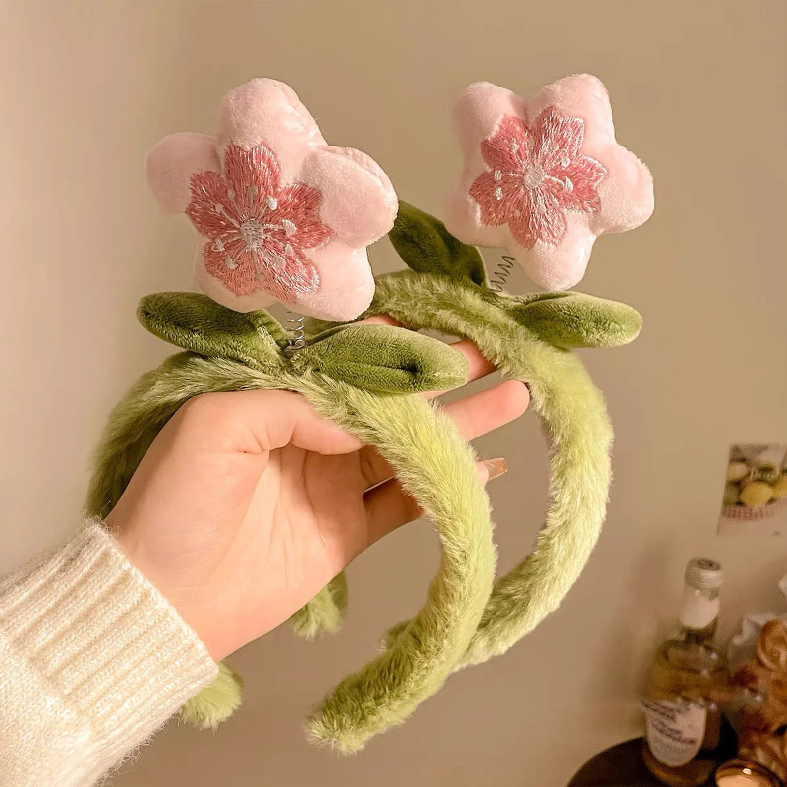 Süßes Plüsch-Rosa-Blumen-Stirnband mit grünen Blättern für Frauen und Mädchen, Blumenkrone, süßes Blumen-Haarband zum Waschen des Gesichts, Haarreifen – Detail 5