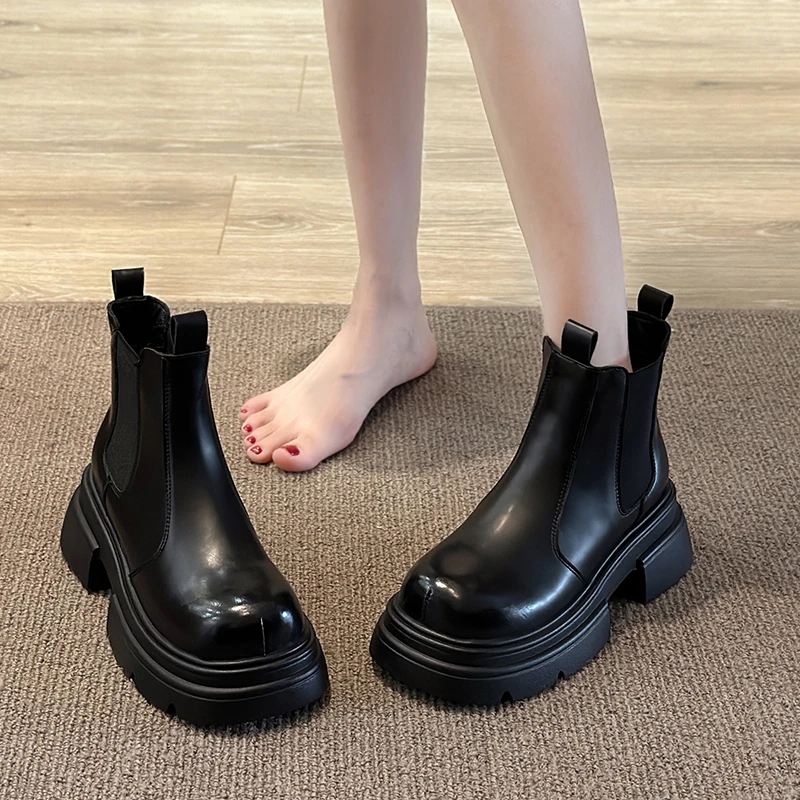 Scarpe Stivali Donna Nuovo 2023 Zoccoli Piattaforma Chelsea Punta Tonda Designer Di Lusso Lolita Ladies Autumn Rock Med Gomma Nera