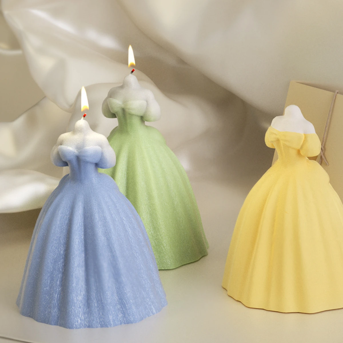 Moule Silicone En Forme De Robe De Mariée Pour Bougies, Savons, Chocolats - Décoration Mariage DIY - Dimensions 7.8x8.5 Cm - 4