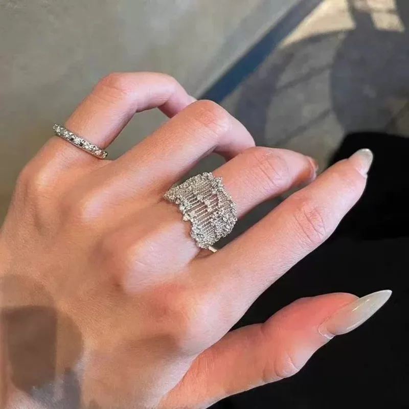 Fashionable Lace Sparkling Rhinestone Inlaid Ring Elegant
