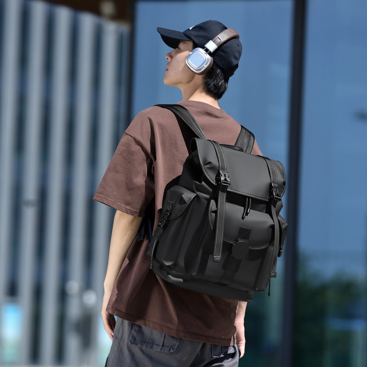 Zaino unisex dallo stile funzionale business casual per contesti aziendali e quotidiani, con struttura impermeabile, ideale per il trasporto del laptop durante il tragitto. - immagine 2