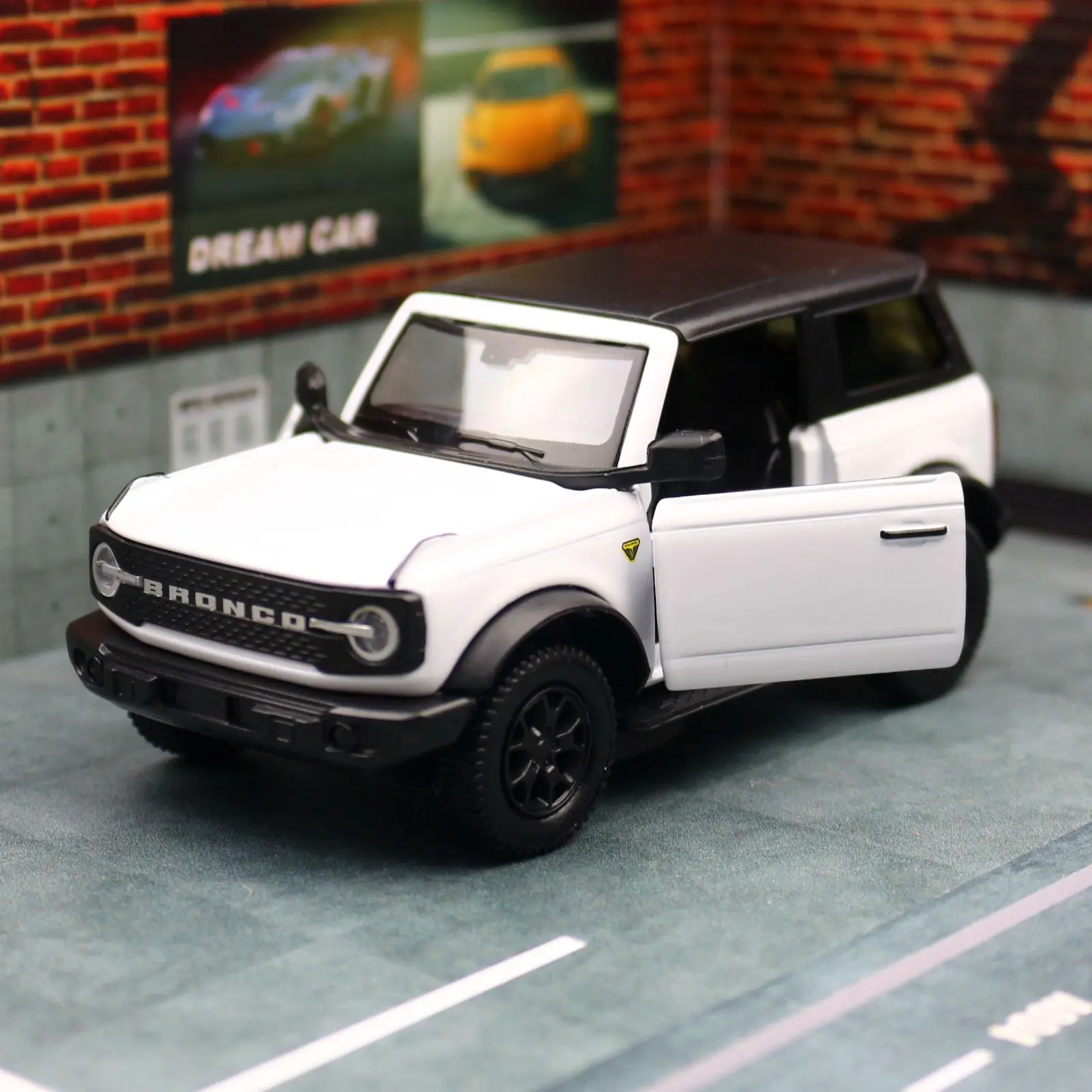 1/36 Ford Bronco SUV Off-Road Toy Car Model For Children RMZ CiTY Diecast Miniature Pull Back Collection Gift for Kid Boys 2