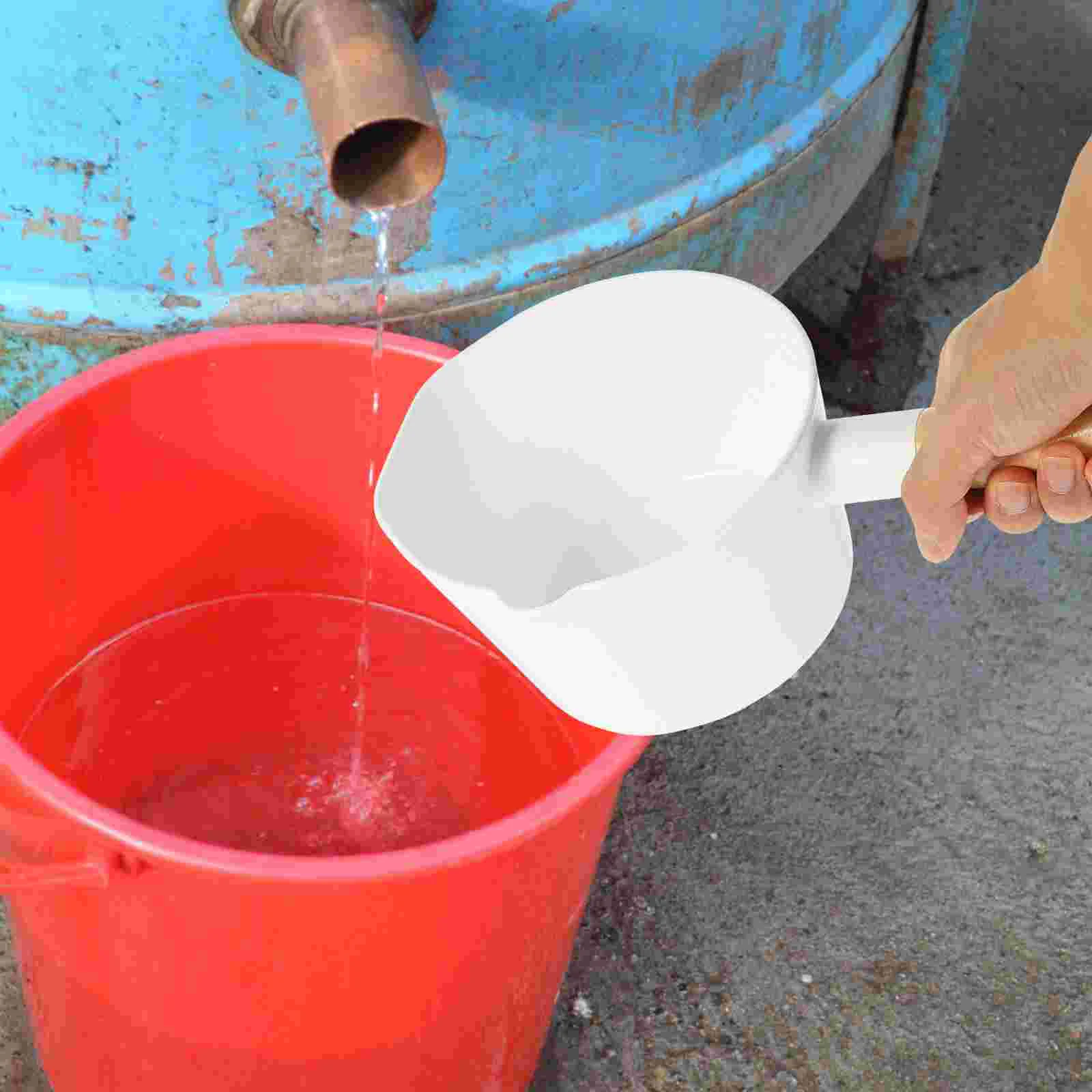 Wooden Handle Long Scoop Plastic Water Ladle Bath Bailer Kitchen Spoon Home Accessories Water Transfer Tool Large Capacity