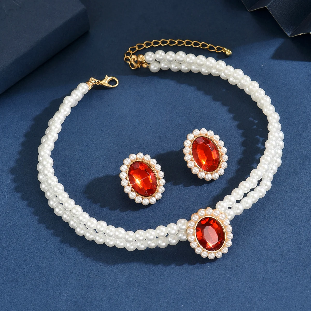 Detalhe dos brincos vintage de pérolas