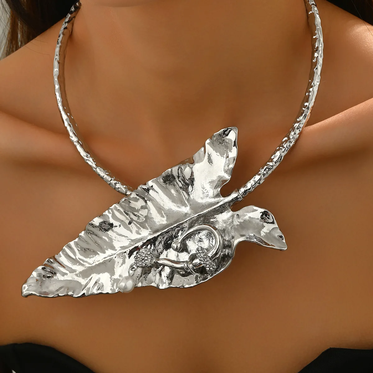 Banana Leaf Kragen Drehmomente Halsketten Legierung Punk Stil Weibliche Persönlichkeit Vielseitige High-end-Halskette Schmuck Geburtstag Party Geschenk