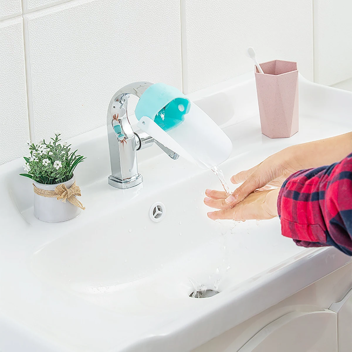 Straight elbow can be turned faucet extender children's baby hand washing auxiliary extender