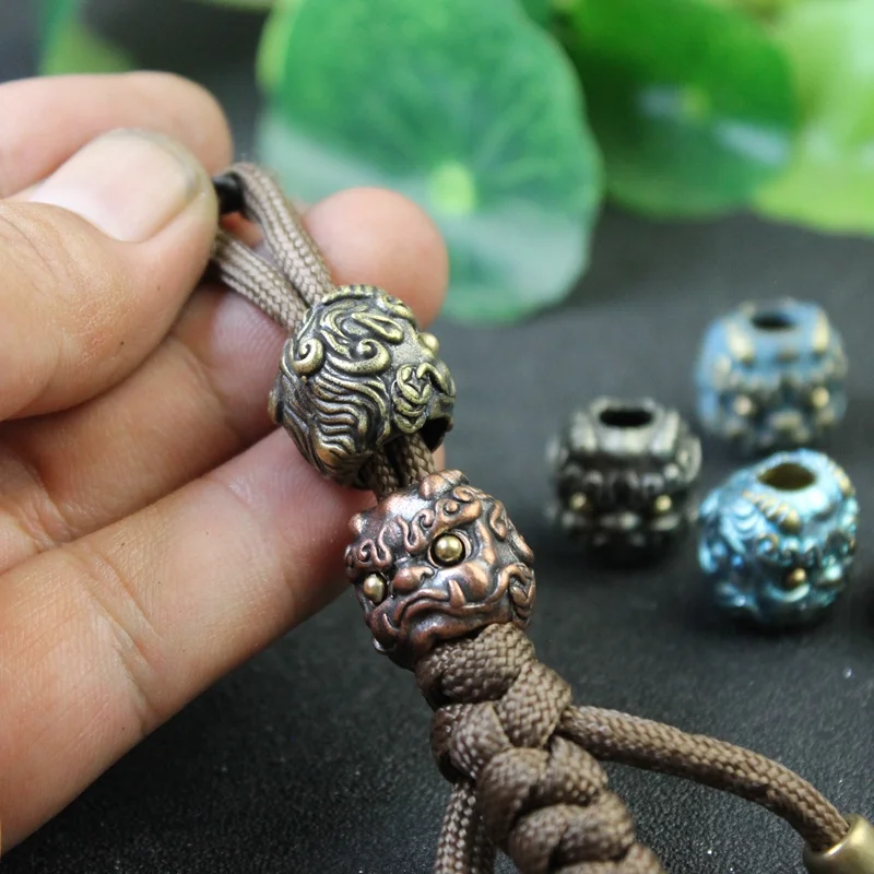 신화 야수 Pixiu 머리 조각 칼 구슬 DIY Paracord 짠 매는 밧줄 펜던트 쥬얼리 황동 EDC 야외 도구 교수형 매력