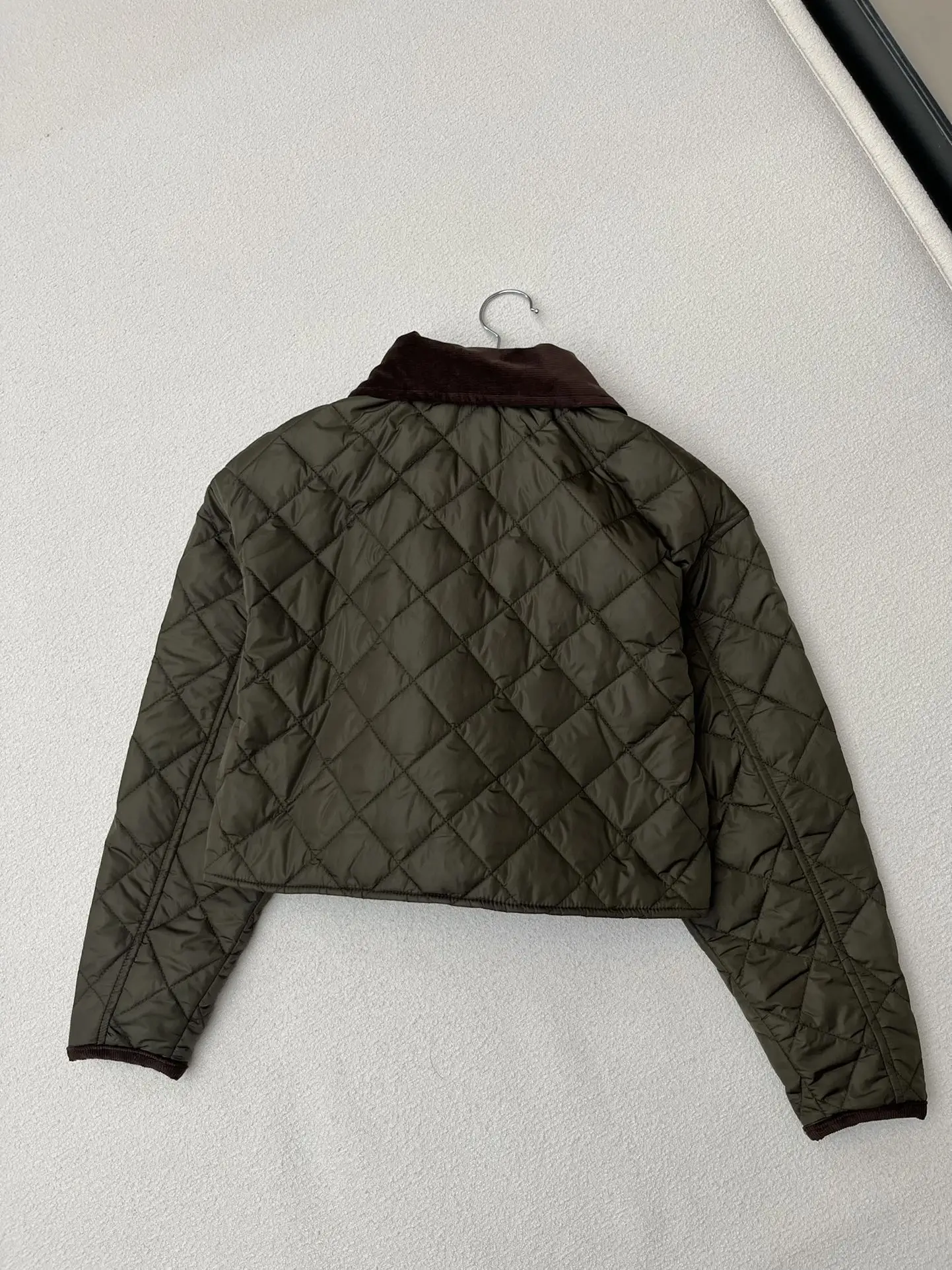 

2023 Autumn and winter double-sided diamond quilted short jacket, contrasting corduroy collar design cotton jacket