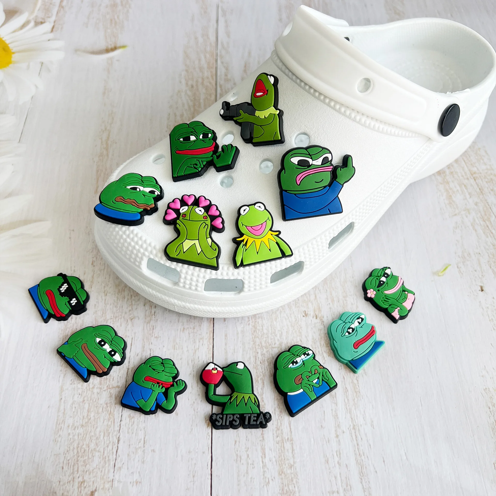 Sad Frog Shoe Charms Pin vendite calde per accessori coccodrillo decorazione per scarpe bambini regali per feste di natale per adulti