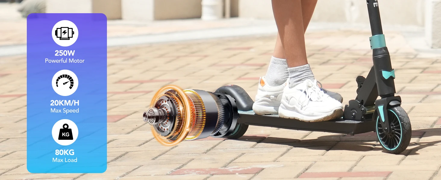 Koloběžka zobrazená v jasném venkovním prostředí