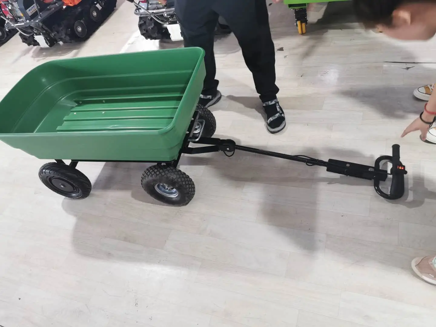 

Многофункциональный складной строительный инструмент для электрического прицепа