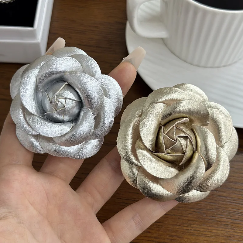 Retro Leder Kamelie Blume Broschen für Frauen Gold und Silber Farbe Revers Pin Corsage Mode Hochzeit Party Abzeichen Zubehör – Detail 2