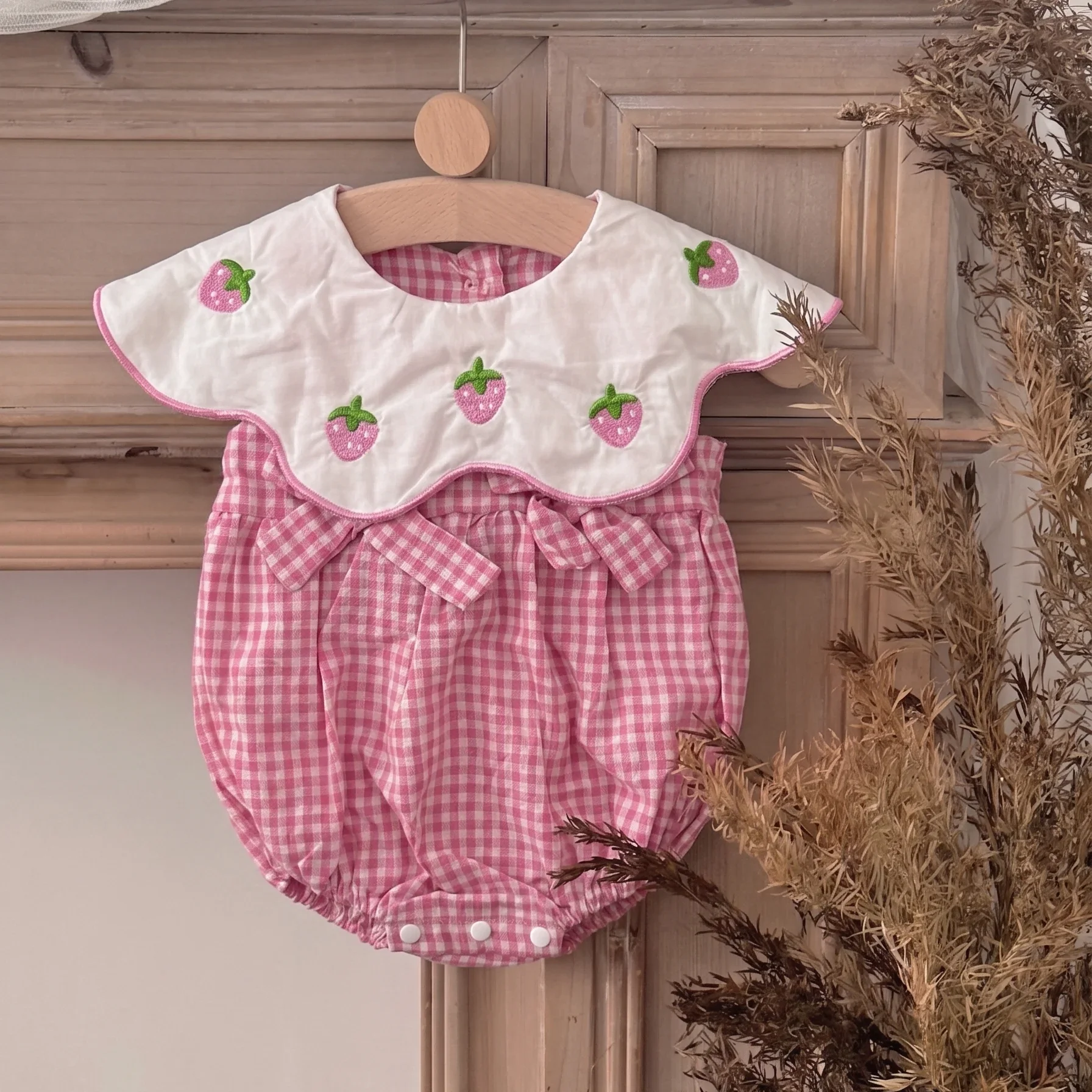 Neue Sommer-Neugeborenenkleidung für Babys, Mädchen, Peter-Pan-Kragen-Strampler, Baby-Mädchen-Strampler mit Erdbeerdruck, Kleidung für 0–18 Monate