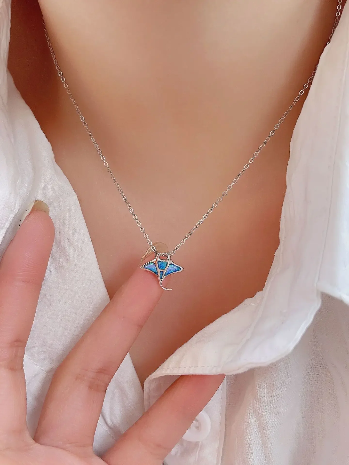 Hot selling s925 silver blue devil fish necklace in Europe and America, simple and fashionable personality for women