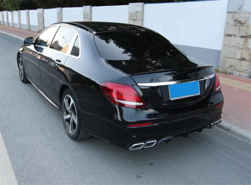 ブラックリアスポイラーはEクラスW213E180 E200E300リアラゲッジスポイラー20162017（100％カーボンファイバー素材）に適しています ブラックリアスポイラーはEクラスW213E180 E200E300リアラゲッジ