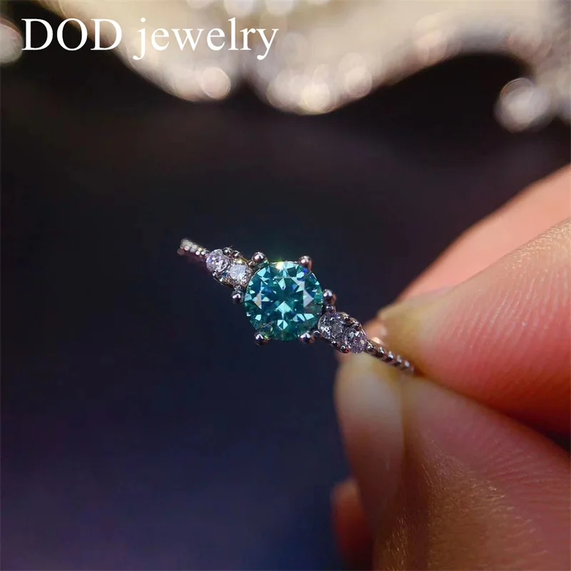 Dod Classic 6 Claws 925 Silver 0.5 Ct Excellent Cut Pass Diamond Test Sparkling Green Moissanite Party Ring