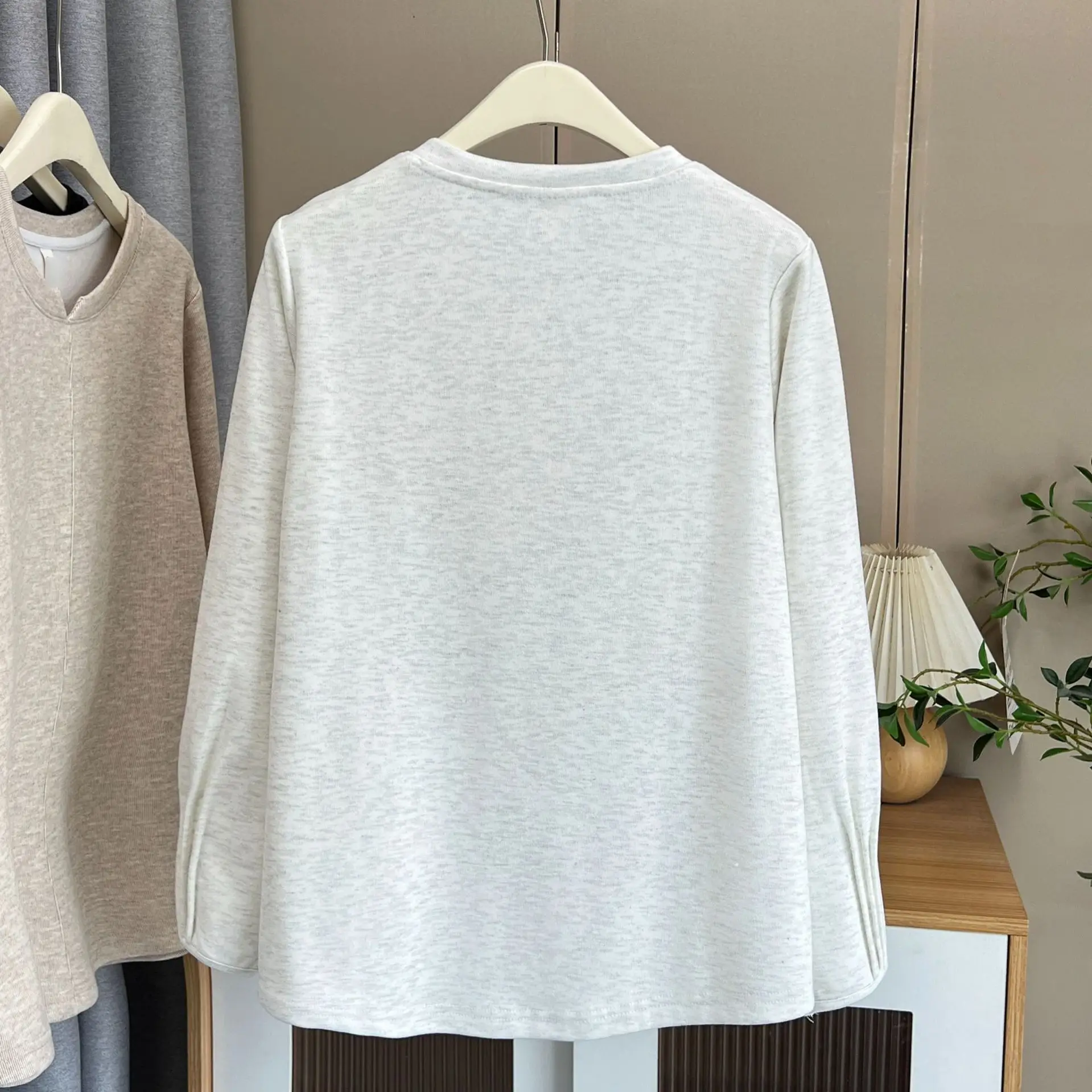 XXXXL Fashion Plus Size Women's T-Shirt New V-neck Pleated Fleece Base Tops For Autumn And Winter Warm Innerwear 192