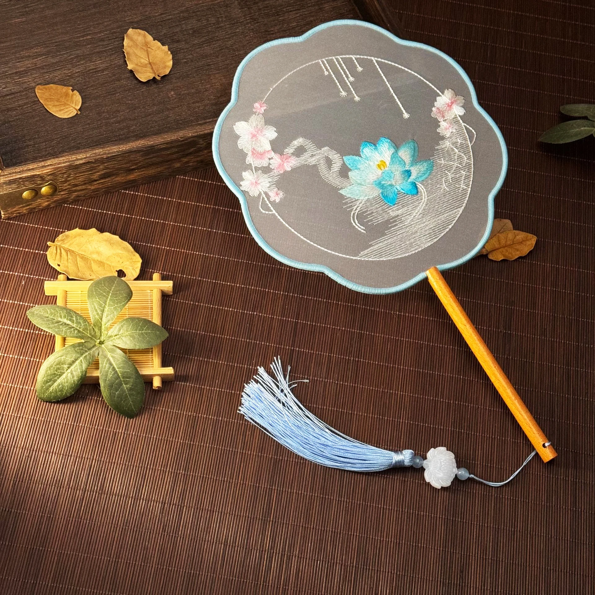 Vintage Hand Fan Chinese Ancient Style Phoenix Silk Embroidered Round Fan Ornaments Dance Performance Props Home Decoration hand fan,silk fans