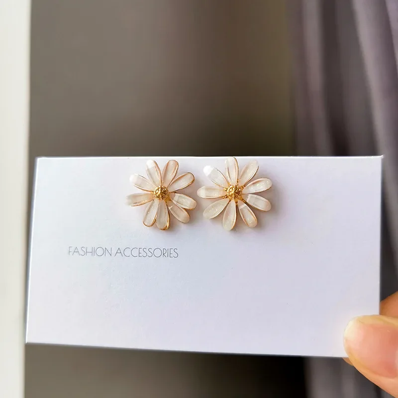 Women Spring Summer Temperament Small Fresh White Flowers Clip on Earrings Simple Small Daisy Earrings Non Pierced Ear Clip