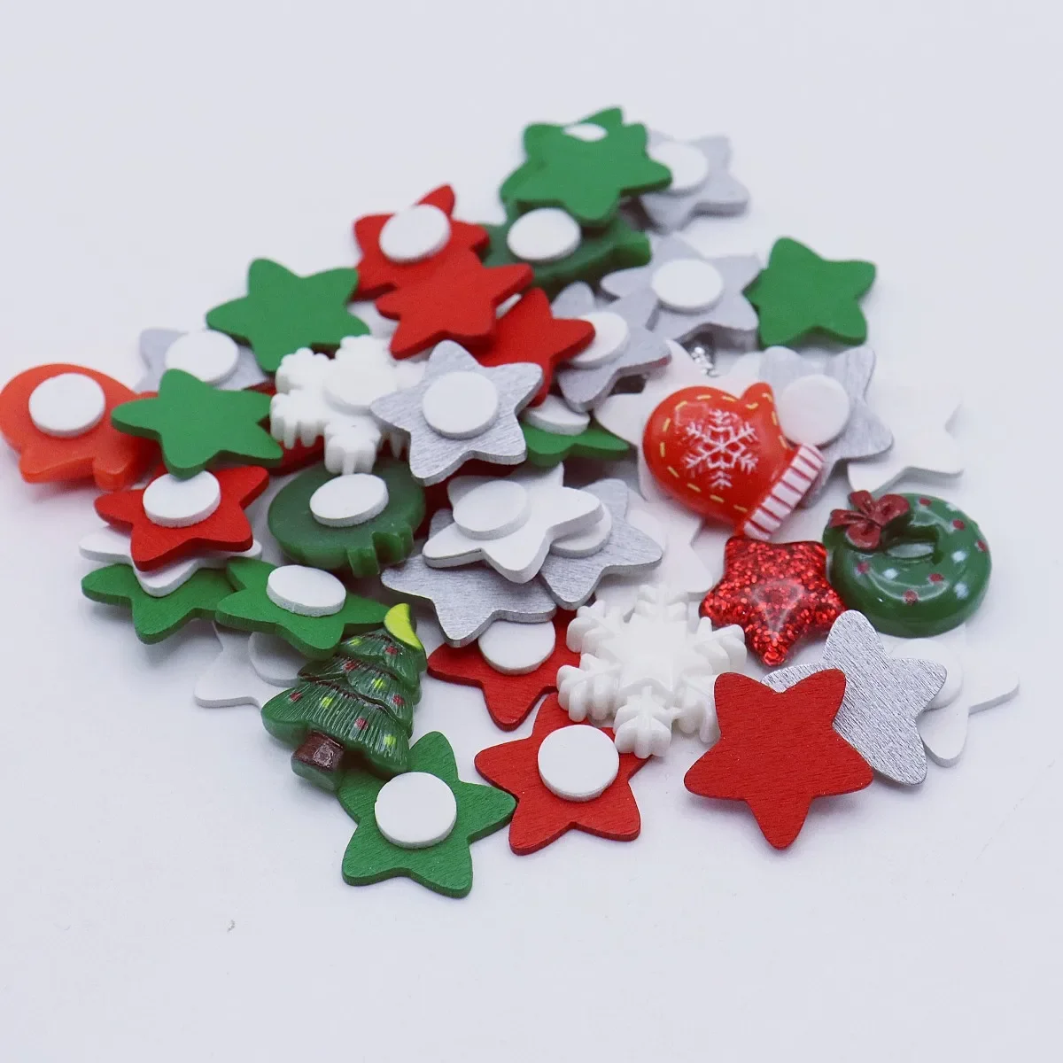 50pcs Self-Adhesive Resin Wooden Mixed Stars,Snowflakes,Christmas Trees Flatback Stickers Embellishments DIY Scrapbooking Topper