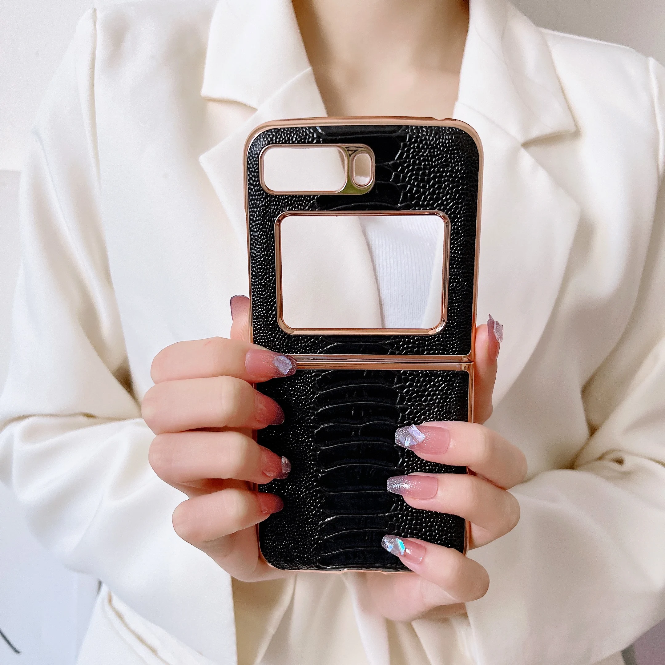 Retro Genuine Cowhide Leather Phone Case for MOTOROLA MOTO RAZR 2022 Vintage Classic Ostrich Foot Texture Glossy Armor Cover