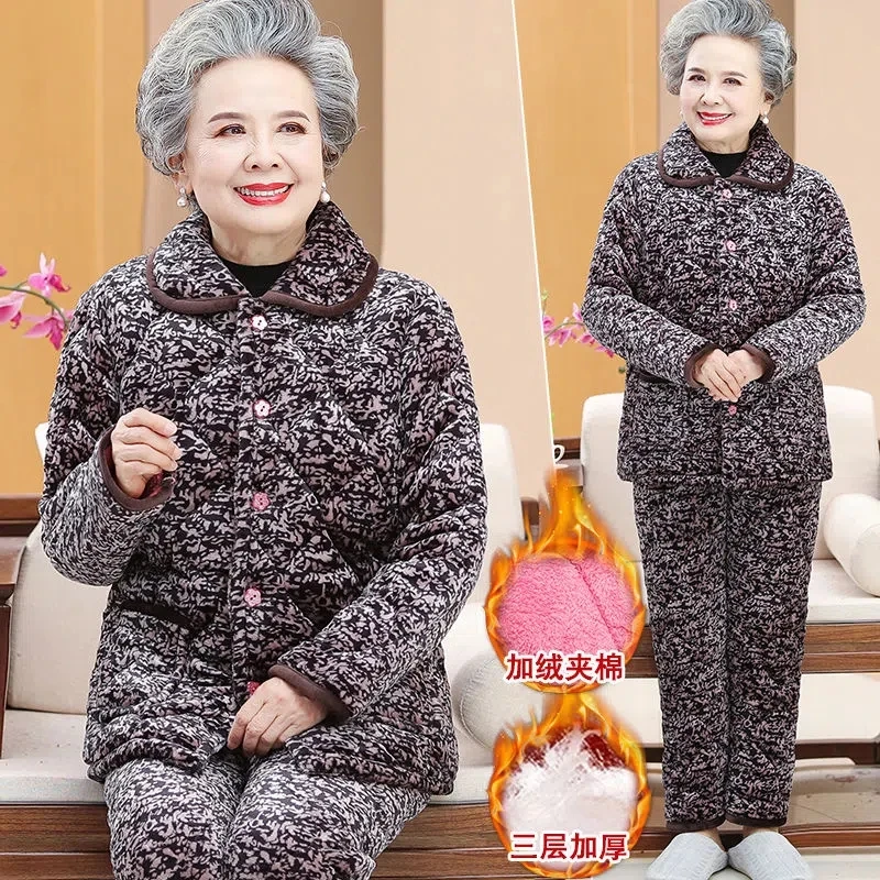 おばあちゃんのパジャマ3層厚くされた母親の服高齢者のサンゴの