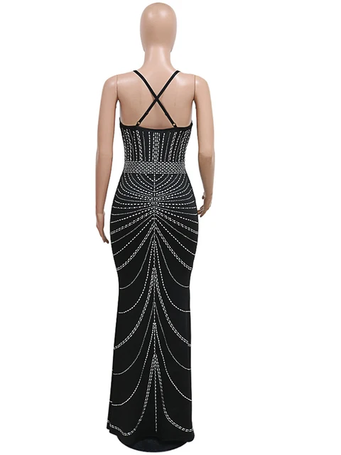 찬란한 라인스톤으로 장식된 고급스러운 롱 맥시 드레스