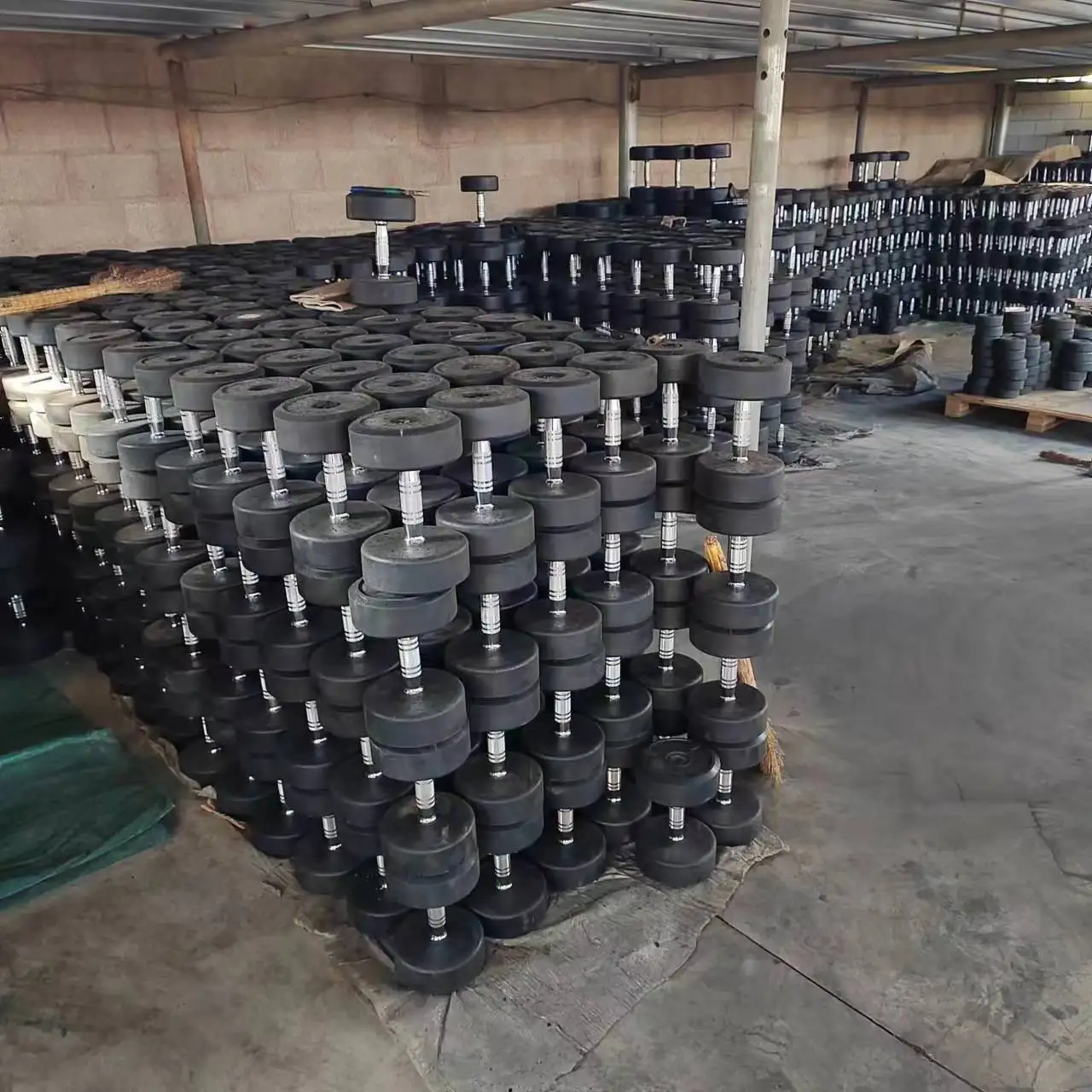 The Hot Selling 2.5kg To 50kg Rubber Covered Round Dumbbells for Body Building