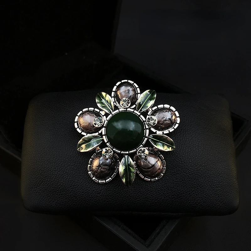 Court Retro Elegant Flower Brooch Women's Exquisite High-End Round Versatile Corsage Luxury Accessories Enamel Pins Jewelry Gift