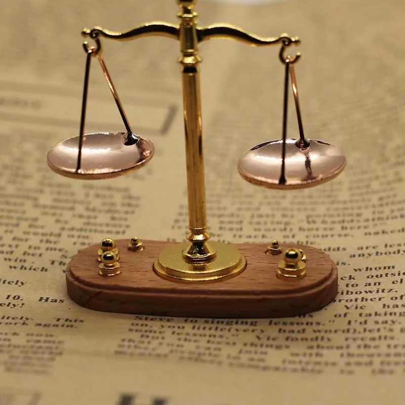 

1Pc Vintage Mini Balance Scale Model Toys Miniature Doll House Metal Ornaments Small Figurines Desktop Decorations Home Decor