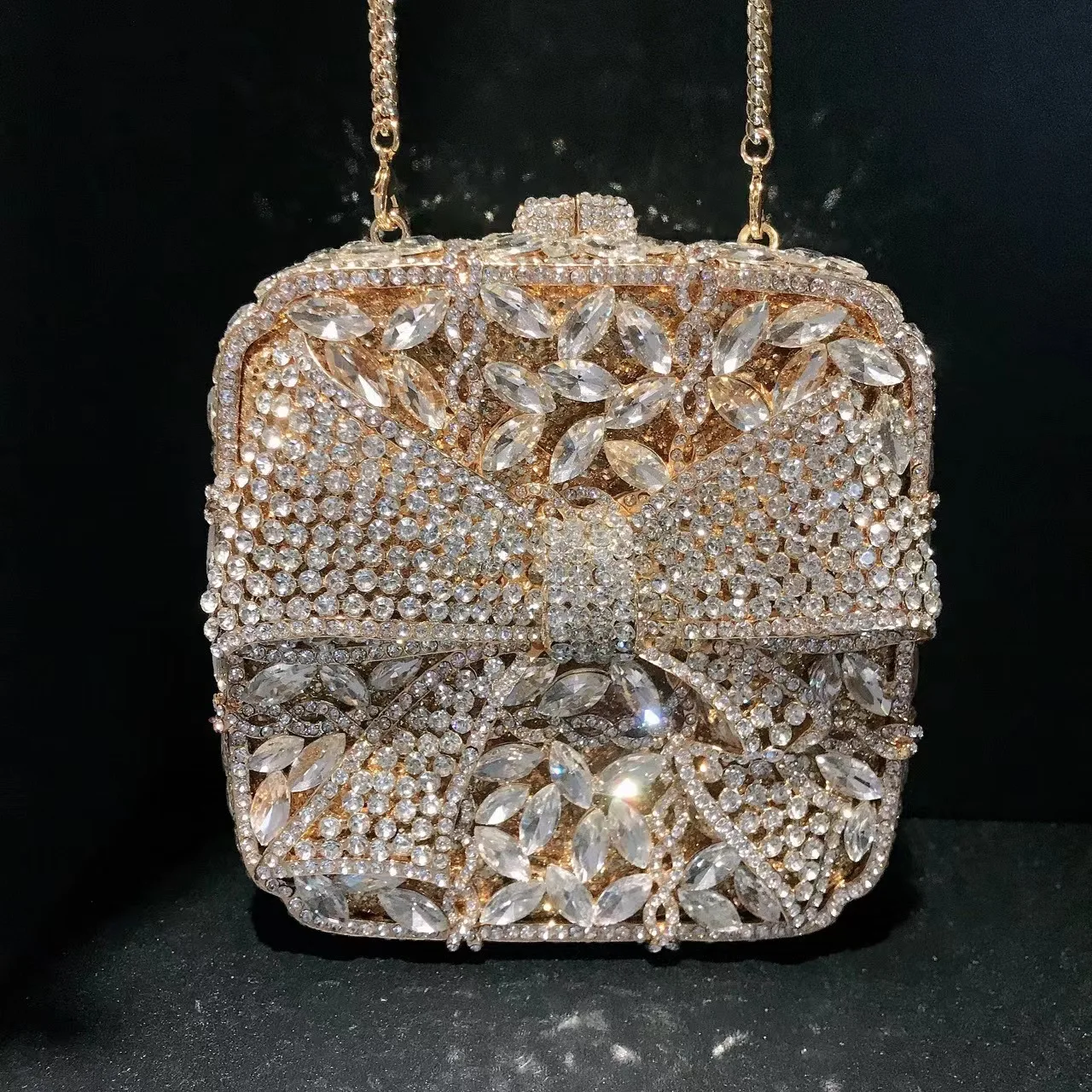 

Sparkly Bow Shaped Gift Box Diamond Inlaid Design Shiny Handbag for Dinner Women Small Square Handheld Bag
