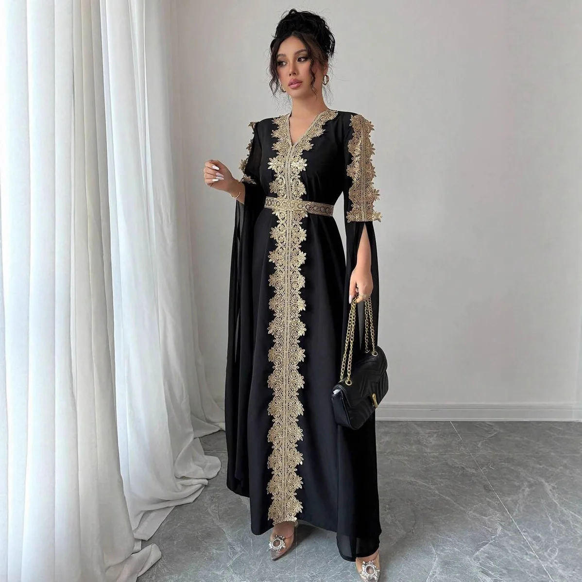 جلابية سوداء طويلة بتطريز ذهبي فاخر