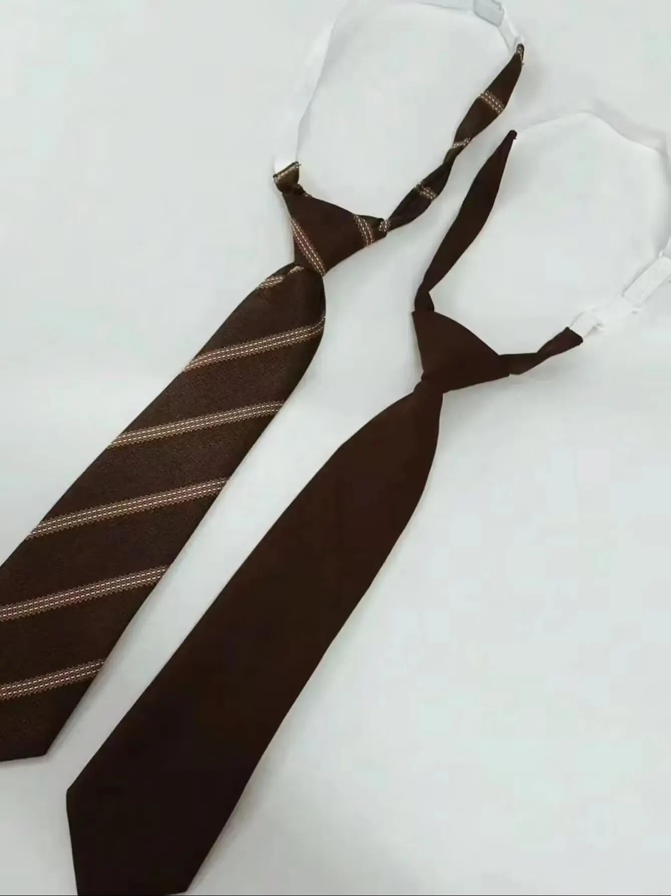 2-teilige modische Schuluniformen im lässigen Stil für Herren und Damen für die Abschlussfeier, Kaffeefarbe, kein Krawattenbinden nötig, geeignet für Arbeit und Pendeln, Schuluniformen – Detail 1