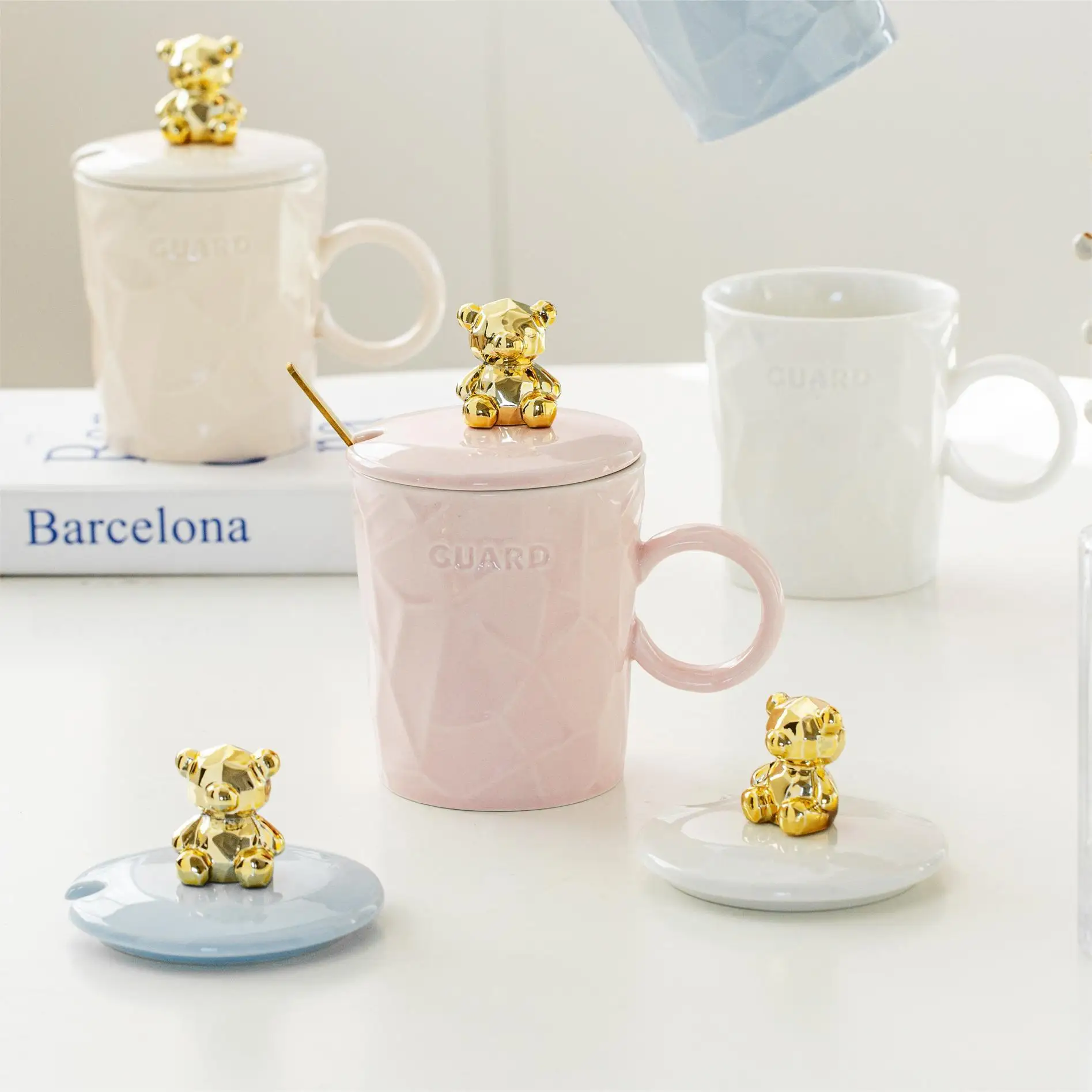 

Candy Color Girl Geometric Mug Simple Ceramic Cup With Golden Bear Lid Spoon Cups Thermal Cups for Coffee Travel Mug Set Mugs Go