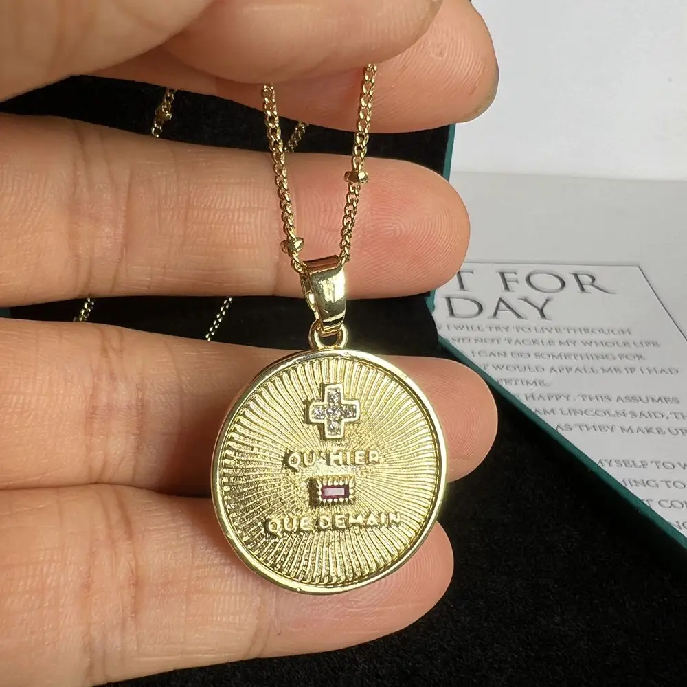 Detalhe da peça colar amor em francês com medalha dourada