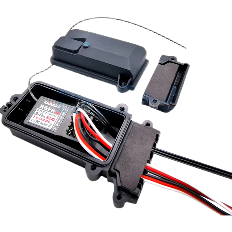 Intérieur de la boîte récepteur étanche pour voiture RC Traxxas TRX1 1/10 avec mousse de protection.
