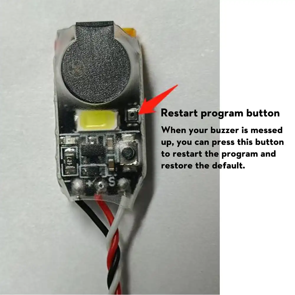 Flywoo Finder V1.0 buzzer 100dB avec LED, détail du boîtier et connectique pour drone FPV