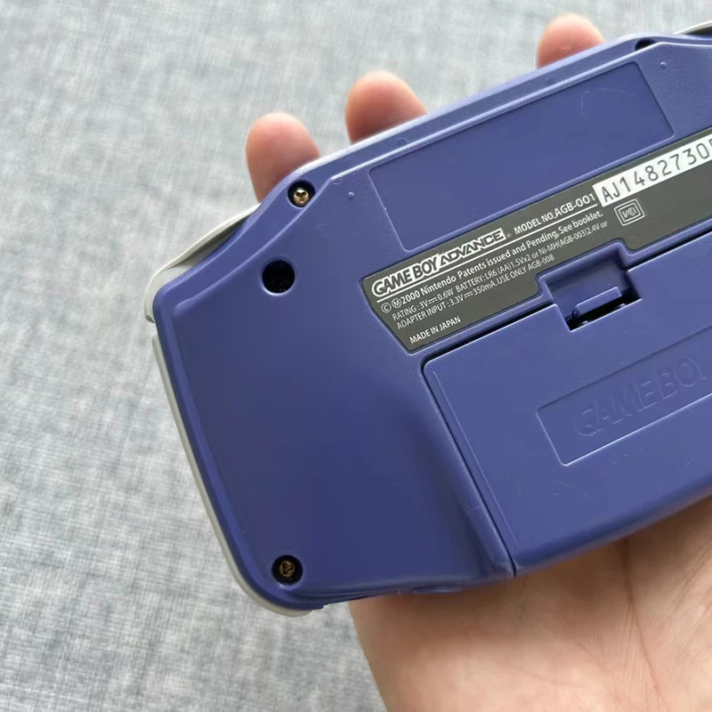 Novo console de jogos GBA Palm sem traseira, colorido, destacando a nostalgia retrô. Pequeno presente._voghion.com
